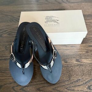 Burberry Elegant Black and Cream Buckle Sandals